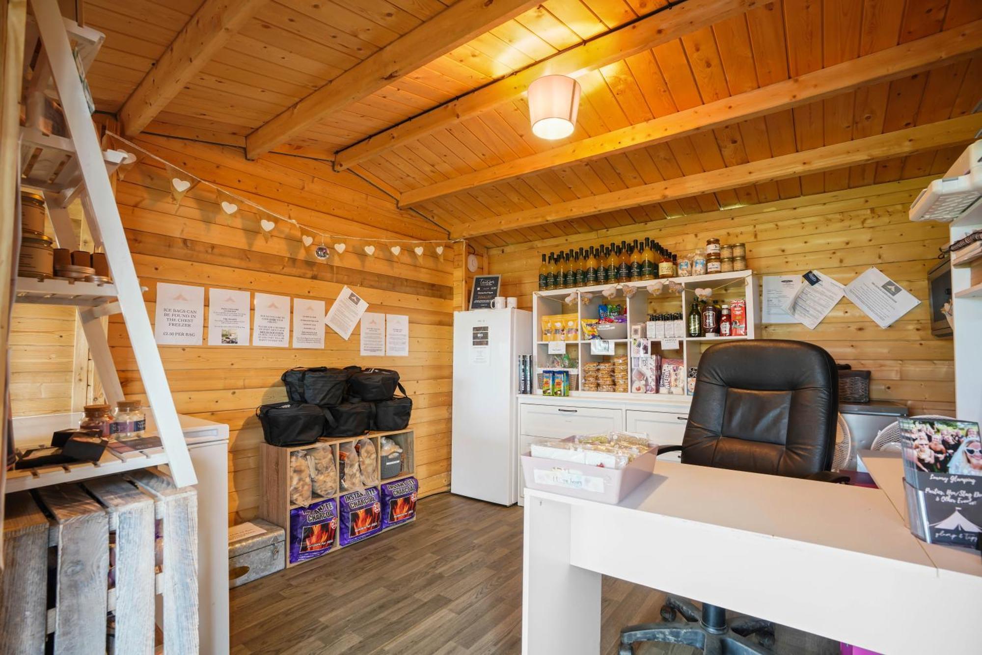Glamp And Tipple Ltd Hotel Great Ellingham Kültér fotó